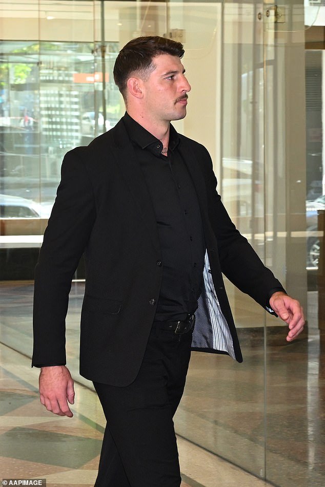 La malvada estrella de la NRL, Curtis Scott, ganó en la corte después de que él y su madre supuestamente atacaron a un adolescente jugando al fútbol.