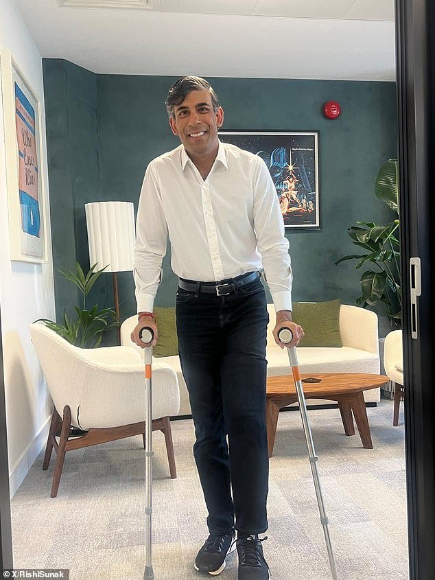 Rishi Sunak publica una foto suya con muletas después de ‘lucirse’ ante sus hijas mientras esquiaba durante las vacaciones de Semana Santa