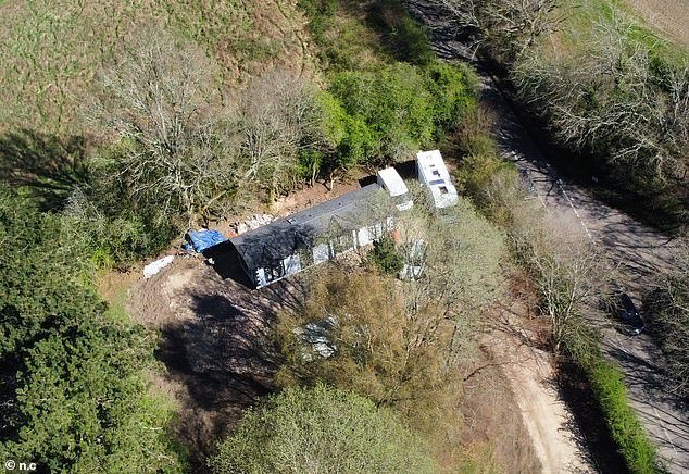 ‘Una ley para ellos, otra ley para nosotros’: los aldeanos critican a la policía por ‘ayudar’ a apropiarse de tierras a los viajeros después de que los agentes ‘arrestaran a los residentes por intentar impedir que las caravanas se establecieran’