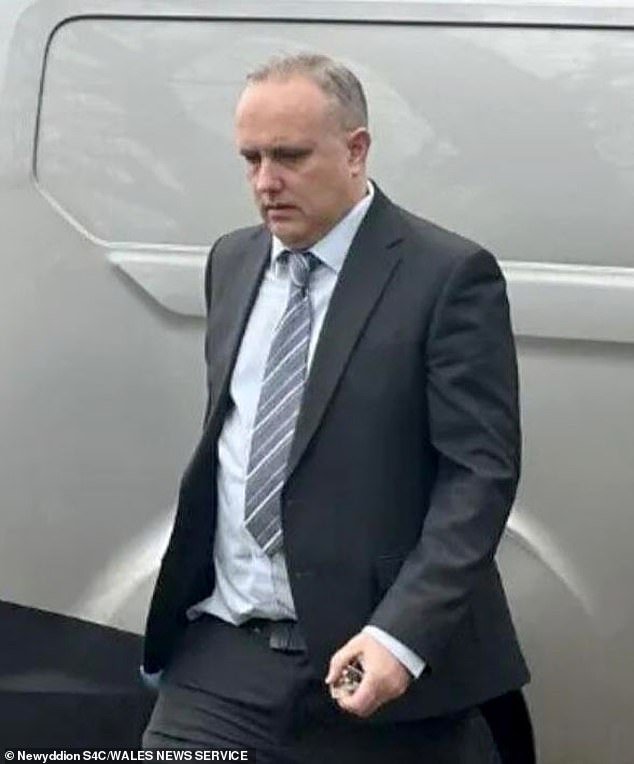 El productor de la BBC está acusado de descargar miles de imágenes indecentes de niños que “con frecuencia” practican “pornografía para adultos”, según se escuchó en una audiencia judicial