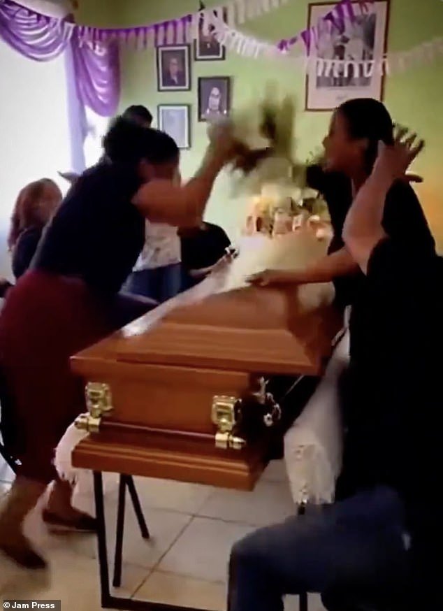 ¡Sobre mi cadáver! Mujeres pelean sobre el ataúd del difunto en su funeral tras darse cuenta de que estaba con ambas
