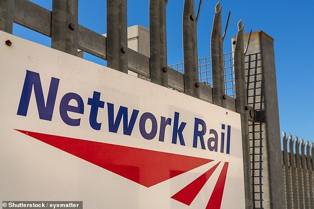 Un trabajador de British Indian National Rail recibirá una compensación por discriminación racial después de que sus colegas dejaran un folleto de la Liga de Defensa Inglesa en su casillero.