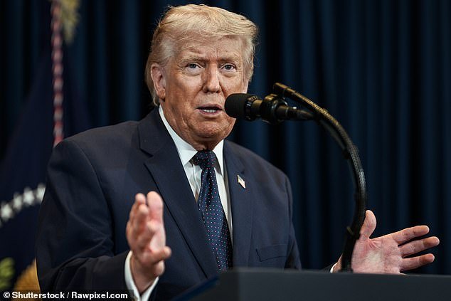 Trump afirma que Estados Unidos trabajó con Irán para aspirar “polvo nuclear” después de que bombarderos B-2 atacaran una instalación de uranio