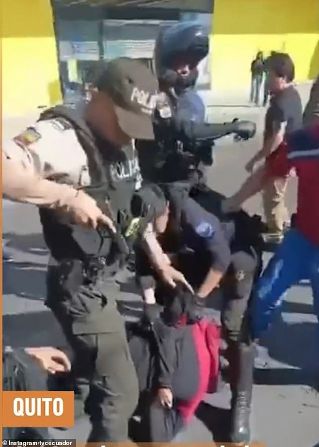 La ex estrella ecuatoriana de la Copa Mundial Christian Lara es pateado y golpeado por transeúntes luego de que el futbolista caído “participara en un intento de robo a mano armada”.