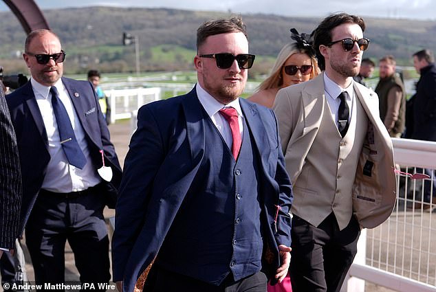 Un vistazo al codicioso mundo de Luke Littler: el experto en relaciones públicas revela por qué la sensación de los dardos ha eclipsado a Emma Raducanu, la razón “inteligente” por la que intercambia tarjetas en eBay y cómo su valor de mercado podría alcanzar los £90 MILLONES