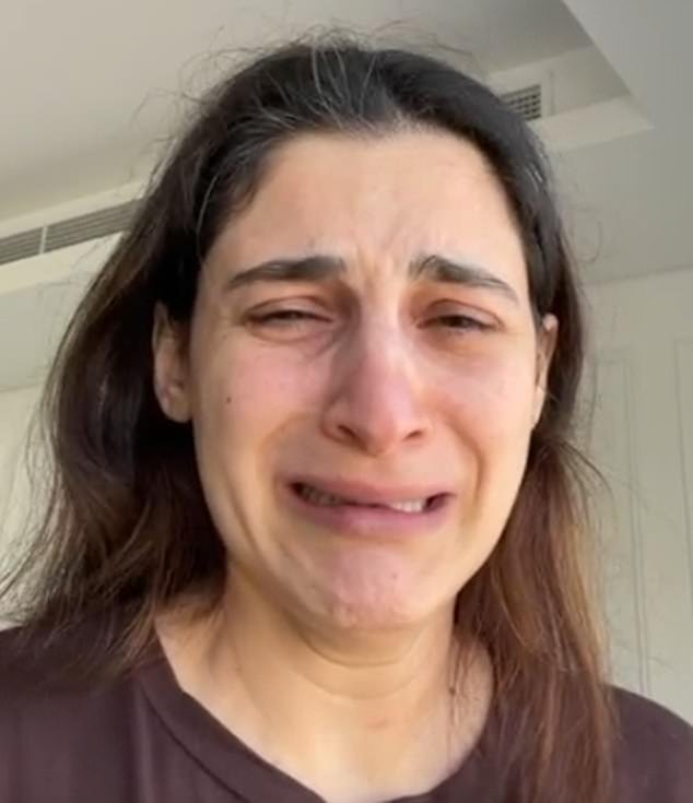 La ex esposa de la familia real de Dubai llora cuando revela que él ganó la batalla por la custodia de sus tres hijas y que el tribunal ordenó a la policía usar “fuerza forzada” para “secuestrar” a sus hijas.