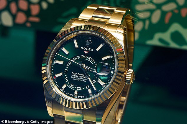 Cinco ex estrellas de la Premier League se encuentran entre los siete futbolistas atrapados en una “investigación sobre el contrabando de relojes Rolex y Patek Philippe desde Andorra” después de que “compraron” los costosos artículos.