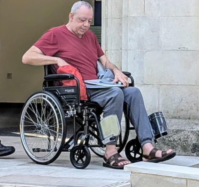 El abuelo de 68 años “preparó y abusó” de cuatro niñas que luego ofreció a sus hijos, según escuchó un tribunal