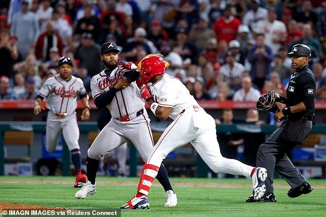 La MLB toma medidas enérgicas contra las estrellas de Bravos y Angelinos luego de una salvaje pelea que dejó las bancas vacías