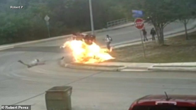 Momento de pesadilla: Moto explota y prende fuego a su conductor