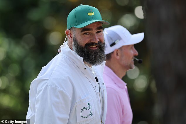 La visita de Jason Kelce al Masters corría el riesgo de ser un desastre después de la reacción de sus leales… pero nos guste o no, el ícono de la NFL se veía como en casa contra las cuerdas en Augusta.