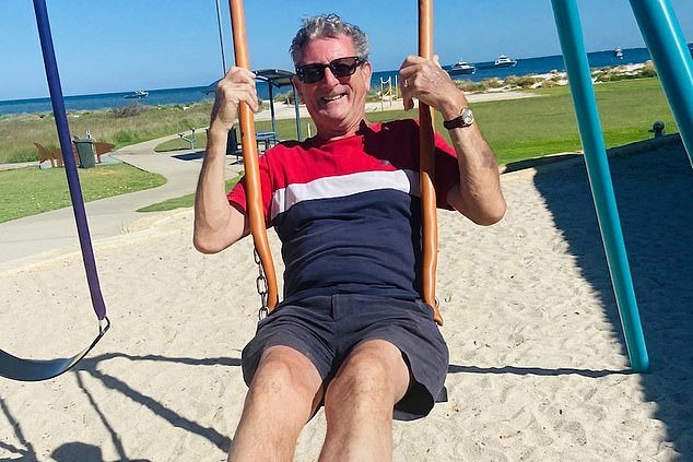 Se suponía que este vil monstruo sería expulsado del país, pero un vacío legal en el gobierno ha permitido que el malvado pedófilo se quede… y la razón por la que te repelerá.