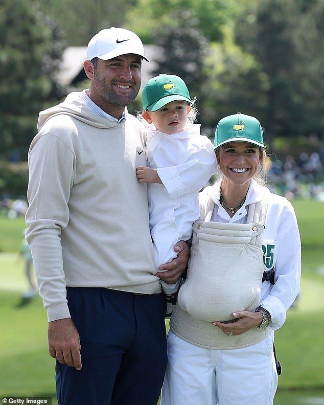 Scottie Scheffler juega con su esposa e hijos en el Masters Par 3, apenas 12 días después del nacimiento de su hijo menor.