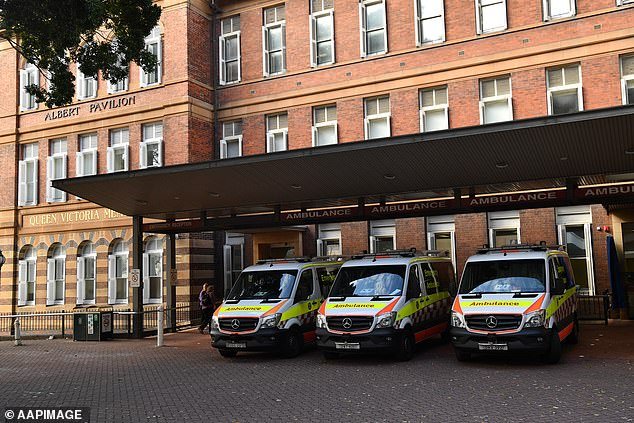 Un hombre lucha por su vida después del presunto ataque con martillo de una mujer en la cama de un hospital de Sydney