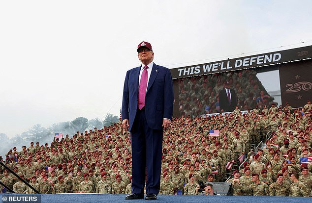 Trump advierte sobre ataques “mayores, mejores y más fuertes” a menos que se alcance un “acuerdo real” y dice que las tropas permanecerán allí mientras el tiempo corre