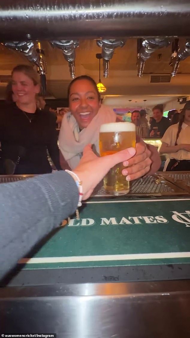 El victorioso equipo femenino de cricket de Australia sorprende a los neoyorquinos con un juego afuera de un pub MUY famoso