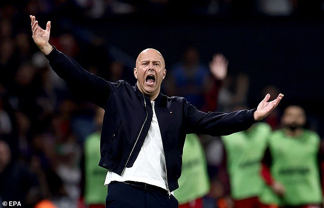 Jamie Carragher acusó a la estrella del Liverpool de “cometir un error en cada partido” e insiste en que el entrenador Arne Slot, bajo presión, cometió un “gran error” en la derrota del PSG.