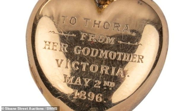 Se espera que el relicario de oro en forma de corazón que la reina Victoria le regaló a su nieta se venda por 2.500 libras esterlinas en una subasta.