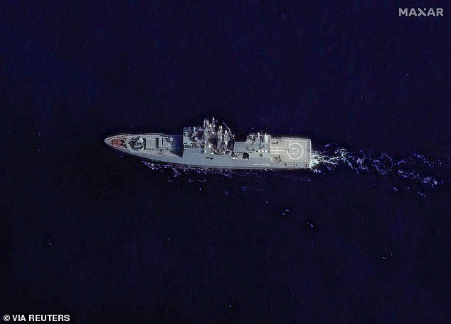 La carga secreta del barco ruso en la sombra: el petrolero fantasma estaba “transportando suministros militares para el ejército de Putin” cuando fue escoltado a través del Canal de la Mancha por un buque de guerra del Kremlin mientras la Marina Real observaba