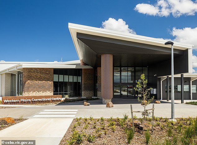 El insensible padre que arrojó a la muerte a su hija de cuatro años desde un puente para vengarse de su exmujer está siendo golpeado en prisión