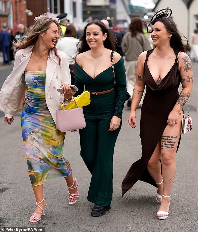 ¡Aquí vienen las chicas! Los glamorosos juerguistas de Aintree lucen vestidos atrevidos para abrir con estilo el Gran Festival Nacional