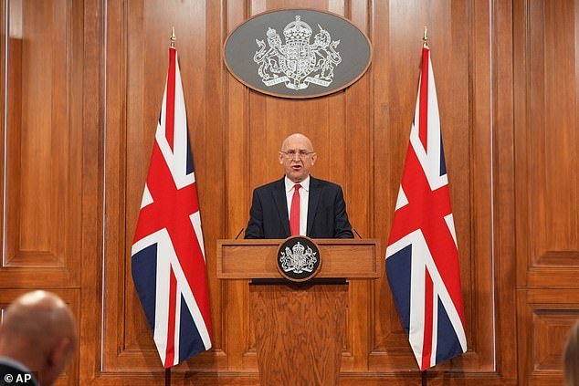 Se revela el despliegue de submarinos rusos sobre cables submarinos británicos mientras Gran Bretaña advierte a Putin: “Nos vemos por ahí”