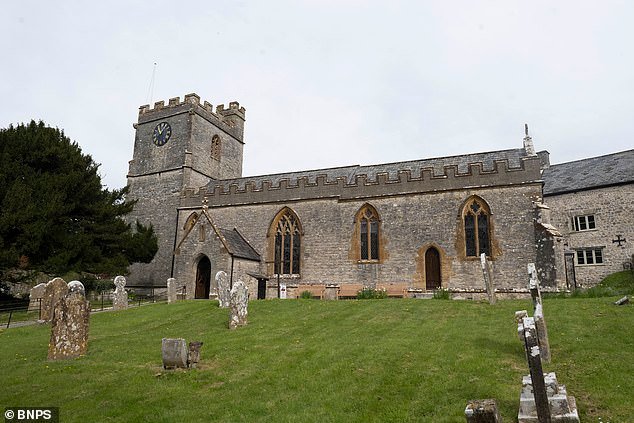 La revista de la iglesia parroquial se vio obligada a pedir disculpas después de que el poeta ofendiera a lectores brillantes con versos sobre inmigrantes ilegales, parásitos de la asistencia social y gente gorda.