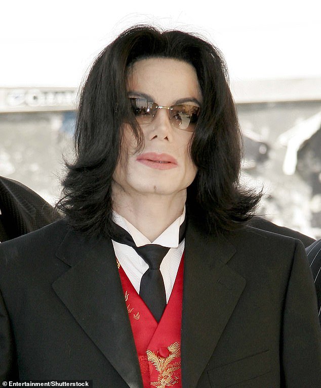 Un niño que acusó a Michael Jackson de abusar sexualmente de él le contó a la policía sobre marcas en el cuerpo de la estrella que solo podría haber visto si el cantante hubiera estado desnudo, revela un nuevo documental.