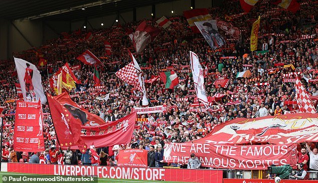 Las banderas icónicas del Kop End serán QUITADAS para los últimos partidos de la temporada mientras los fanáticos del Liverpool protestan contra los aumentos en el precio de las entradas.
