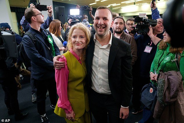 Los maridos podrían ser encarcelados si les dicen a sus esposas cómo votar en las elecciones locales del 7 de mayo, advirtió el organismo de control.