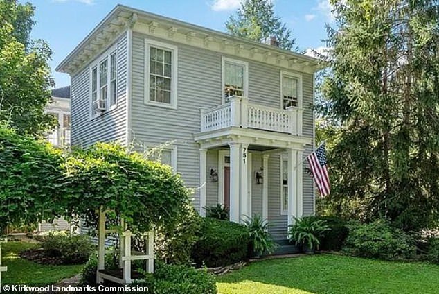 El director ejecutivo y su esposa, instructora de Pilates, que conduce un Porsche, compran una impresionante casa de 1878, tan histórica que se considera un hito… Ahora han indignado a los nuevos vecinos con sus planes al estilo de Chip y Joanna Gaines.