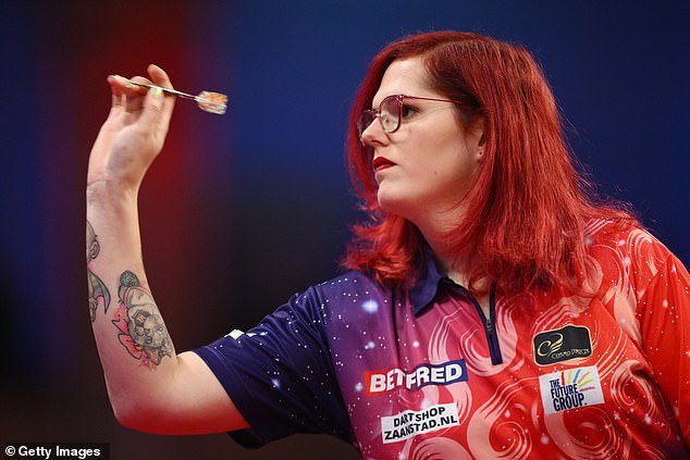 Las jugadoras de dardos transgénero deberían ser excluidas de los torneos femeninos, dice el regulador deportivo, en un duro golpe para la seis veces campeona Noa-Lynn van Leuven.