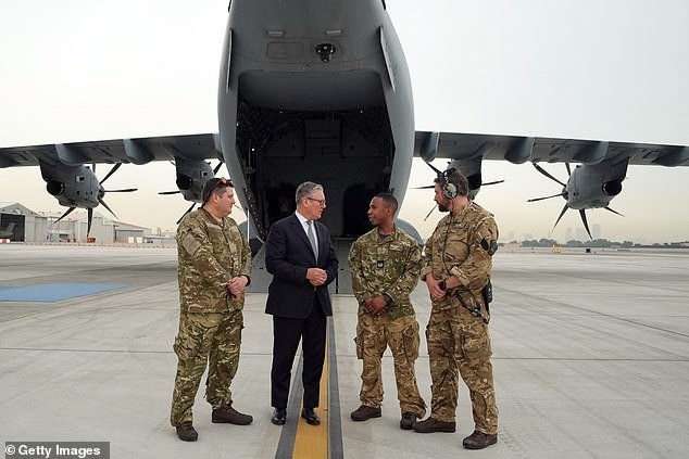 Keir Starmer rechaza las afirmaciones iraníes de que los ataques a las bases de la RAF están matando a civiles y acusa a Donald Trump de aumentar las facturas de energía de Gran Bretaña.