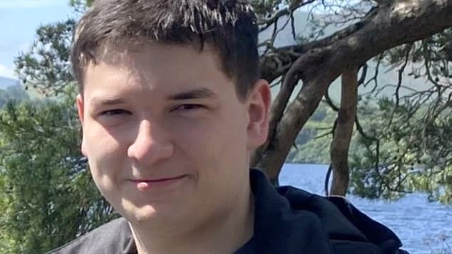 Un estudiante de 19 años se suicidó pocas semanas después de encontrar muerta a su novia en la universidad, según una investigación