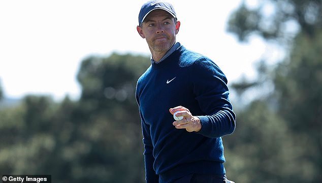 Rory McIlroy comparte el liderazgo en la casa club del Masters mientras el campeón defensor ofrece una ronda singularmente absurda que resalta su inclinación por el drama emocionante e innecesario.