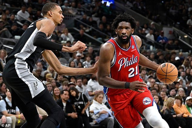 La estrella de los Sixers, Joel Embiid, se somete a una cirugía de emergencia horas antes del partido crucial contra los Rockets
