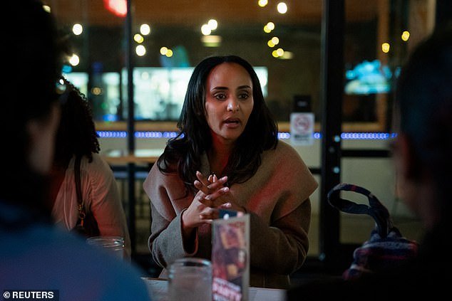 La glamorosa barista socialista de la Generación Z le está dando a su antiguo oponente demócrata una carrera por su dinero en el escaño del Congreso de Denver.