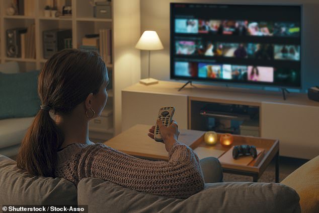 Revelado: Los mayores pecados televisivos del país, desde los zapatos en el sofá hasta los teléfonos ruidosos