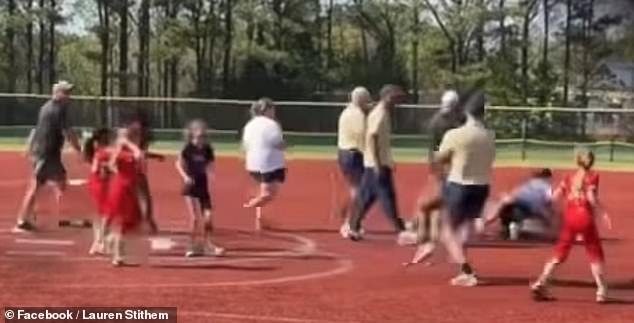 El juego de softbol para niños se vuelve viral cuando una mamá GOLPE al entrenador y le arranca el pelo en una pelea rebelde