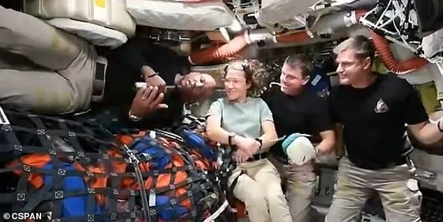 Los astronautas de Artemis II envían mensajes emotivos a casa mientras la NASA se prepara para un regreso innovador de la misión alrededor de la luna