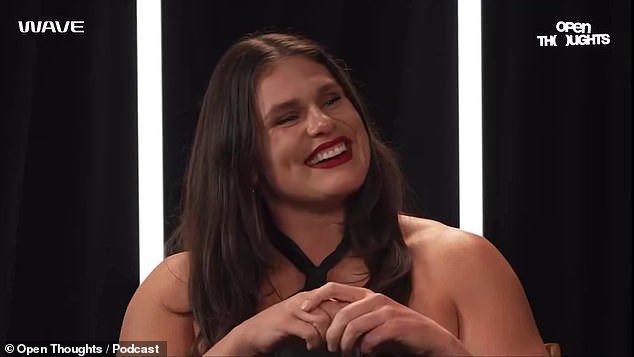 A una de las estrellas del fútbol más famosas del mundo la invitan a salir en medio de un podcast, y no creerás lo que pasó después