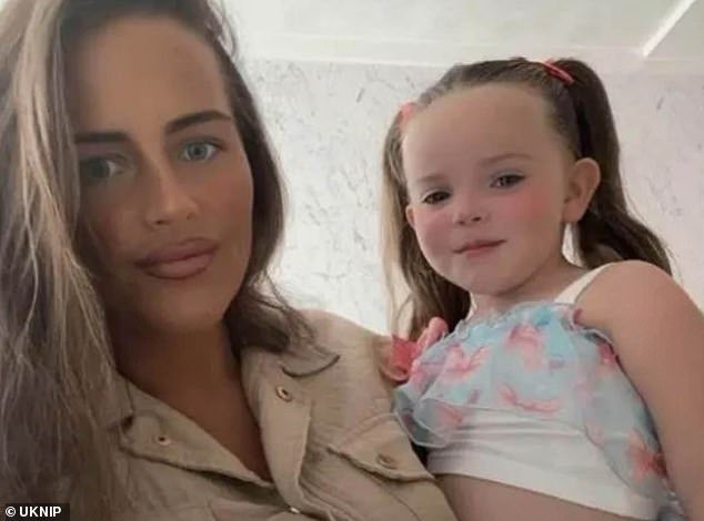 Una mujer muere en el hospital pocos días después de que un camión volquete chocara con un pony y una trampa, matando a su marido y a su hija de tres años.