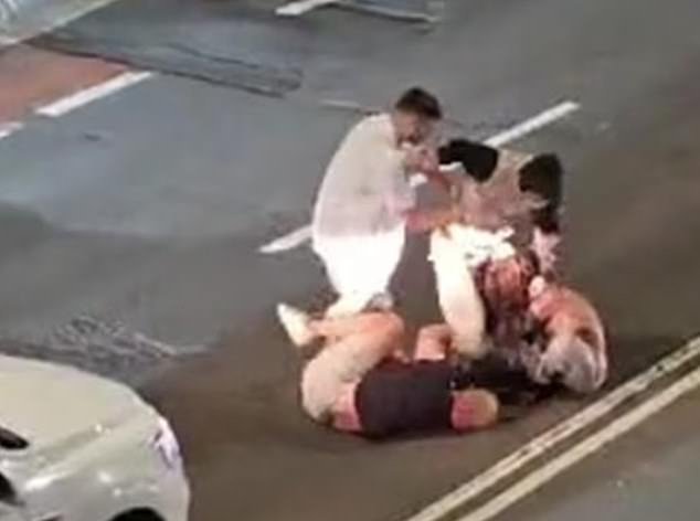 Imágenes brutales revelan un ataque “bárbaro” a un oficial de policía fuera de servicio cuya cabeza fue pisoteada, mientras el trío descubre su destino en la corte.