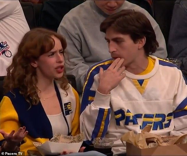 Un aficionado al baloncesto es sumergido en agua por su novia con una reacción brutal a sus ladridos en un clip hilarante