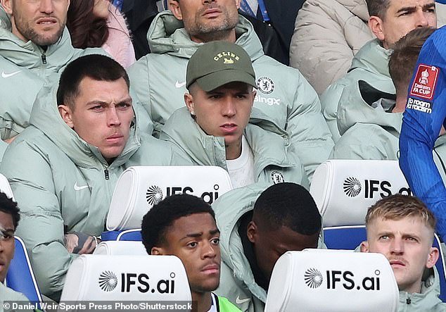 Enzo Fernández se perderá el partido crucial del Chelsea contra el Manchester City a pesar de una disculpa aduladora a sus compañeros de equipo por los comentarios crípticos del Madrid, y Liam Rosenior se niega a ceder en una sanción de dos partidos.