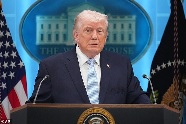 Trump vuelve a darle a Irán un escalofriante ultimátum para alcanzar un acuerdo de paz mientras las conversaciones están al borde del colapso.