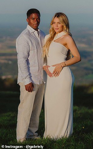 Endrick, el chico maravilla del Real Madrid de 19 años, y su esposa de 23 años anuncian que tendrán un bebé menos de dos años después de comenzar su extraño “contrato de relación”.