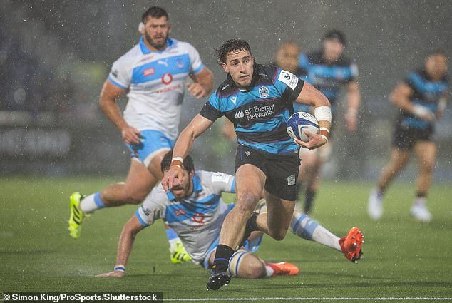 Josh McKay ama el aire libre y creó su propio canal de YouTube para que su padre pudiera verlo cazar y pescar con arpón en su casa en Nueva Zelanda… Ahora la estrella de los Warriors ha puesto sus ojos firmemente en la gran bestia de Toulon.