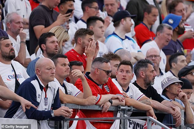 La estafa de las entradas para el Mundial: los asientos para el partido inaugural de Inglaterra contra Croacia se revenden a 38 VECES el precio original mientras los aficionados se enfurecen por haber sido “saqueados” por la FIFA