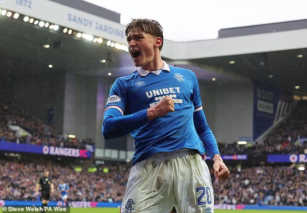 El jefe de los Rangers, Danny Rohl, revela que el delantero Ryan Naderi podría quedar fuera de la contienda por el título debido a una lesión “grave”